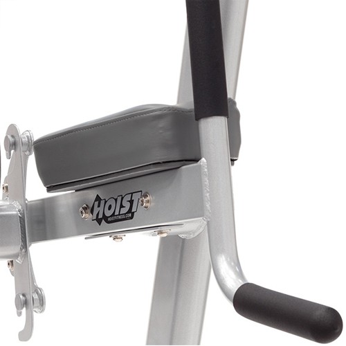 Подлокотники расположены под углом, чтобы обеспечить удобное и правильное положение тела во время выполнения упражнения